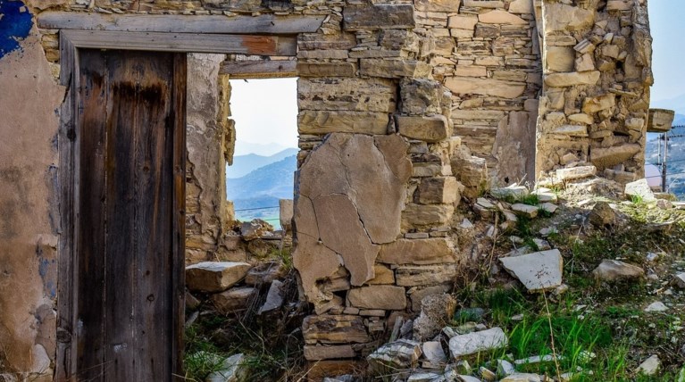 Φρίκη στο Πήλιο! 4χρονος σε σπίτι μέσα στη βρώμα χωρίς να μιλά