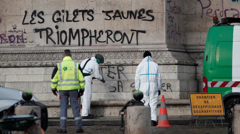 Ατακτη υποχώρηση Μακρόν: Παίρνει πίσω τις αυξήσεις στα καύσιμα