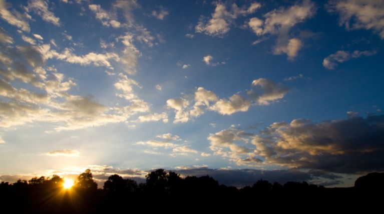 Συννεφιά με τοπικές βροχές και θερμοκρασία έως 16 βαθμούς