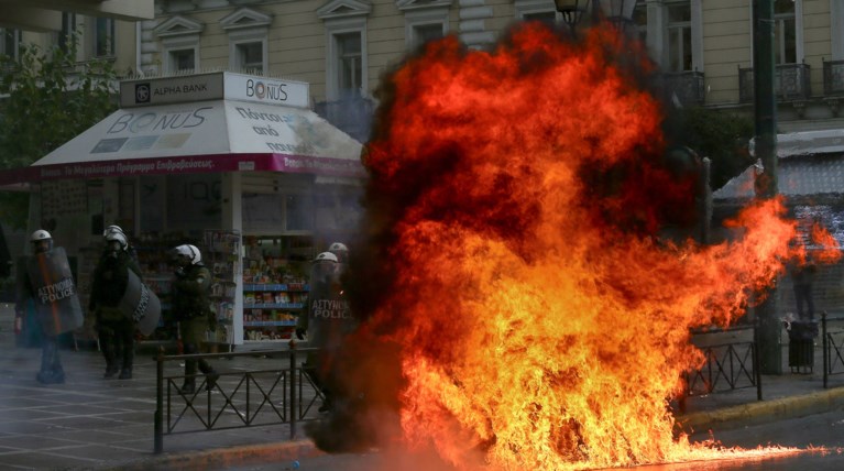 Ένταση & επεισόδια στην πορεία για την επέτειο Γρηγορόπουλου