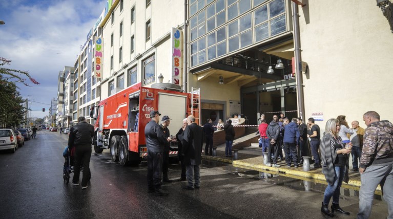 Υπό έλεγχο η πυρκαγιά στις αποθήκες του Jumbo στον Πειραιά