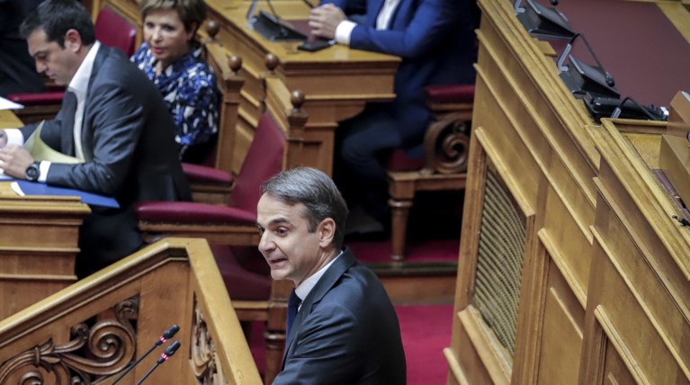 Κυριάκος: Ανταλλάξατε Σκοπιανό με συντάξεις - Τσίπρας: Ντροπή