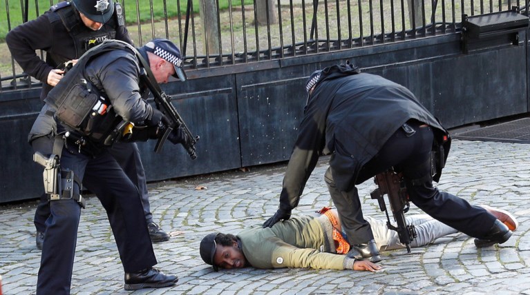 Συνελήφθη ύποπτος έξω από τη βρετανική Βουλή