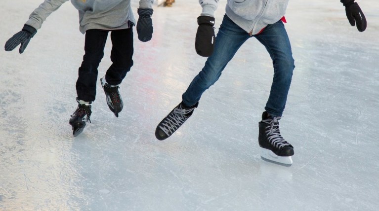 Χριστούγεννα  στο παγοδρόμιο του Μεγάρου