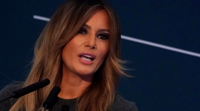 Η Μελάνια Τραμπ έγινε ξανθιά: Δείτε την με το νέο της look [Εικόνες]