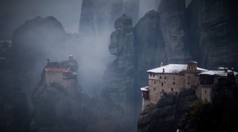 Mαγικές εικόνες από τα χιονισμένα Μετέωρα