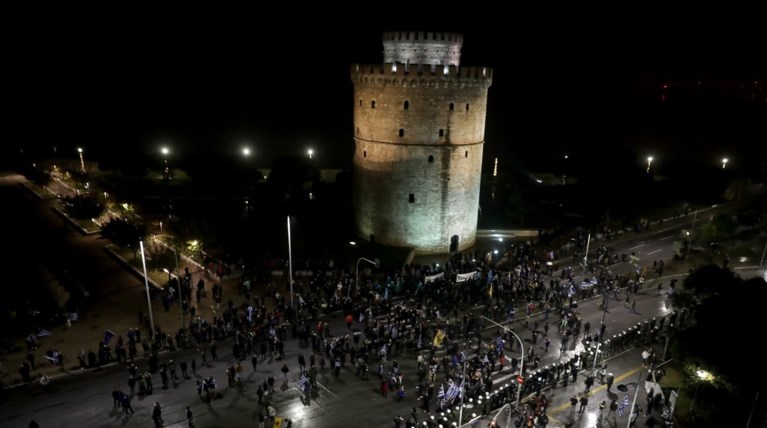 Απειλές για βόμβες, προσαγωγές και ένταση στη Θεσσαλονίκη