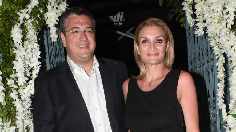 Εξοδος της οικογένειας Τζιτζικώστα από το μαιευτήριο