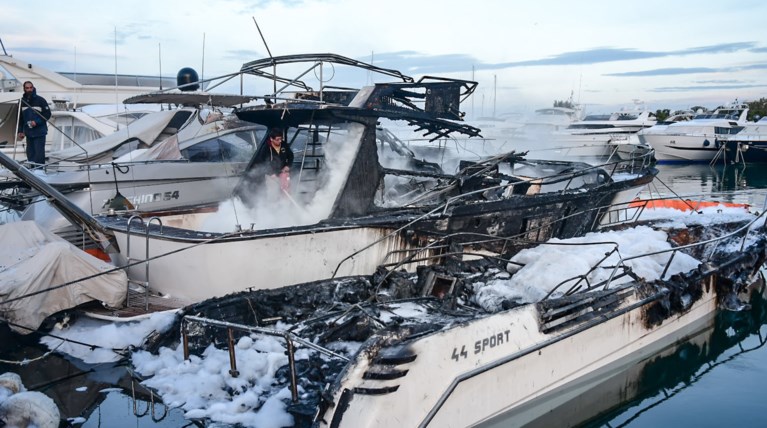 Πυρκαγιά σε γιοτ στην μαρίνα της Γλυφάδας- εικόνες