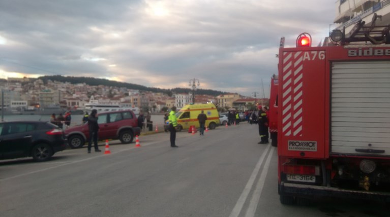 Λέσβος: Βουτιά αυτοκινήτου στο λιμάνι, εγκλωβίστηκε ο οδηγός