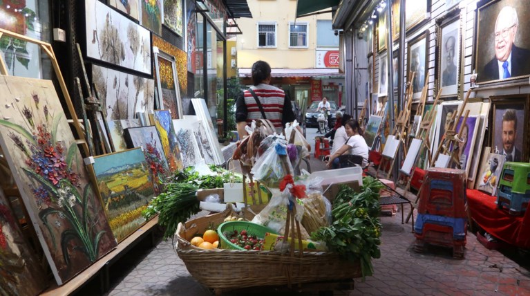 Το καλλιτεχνικό χωριό που ειδικεύεται να αντιγράφει αριστουργήματα