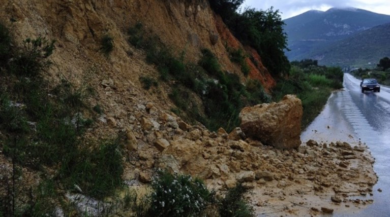 Νέες κατολισθήσεις στο Πλωμάρι από τις έντονες βροχοπτώσεις