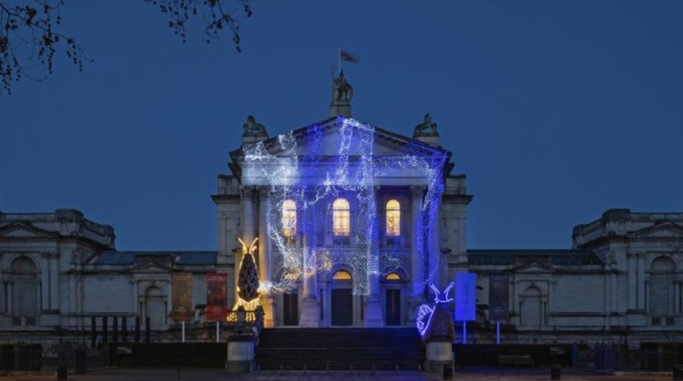 Φωτεινά σαλιγκάρια στην πρόσοψη της Tate Britain