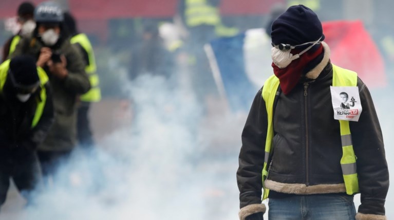 Γαλλία: Τα "κίτρινα γιλέκα" πυρπολούν διόδια-Χάος στους αυτοκινητοδρόμους