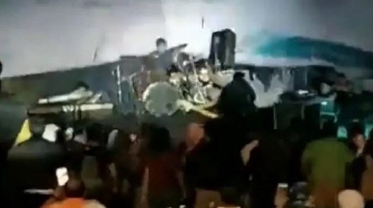 Η στιγμή σοκ που το τσουνάμι καταπίνει μουσική σκηνή [βίντεο]
