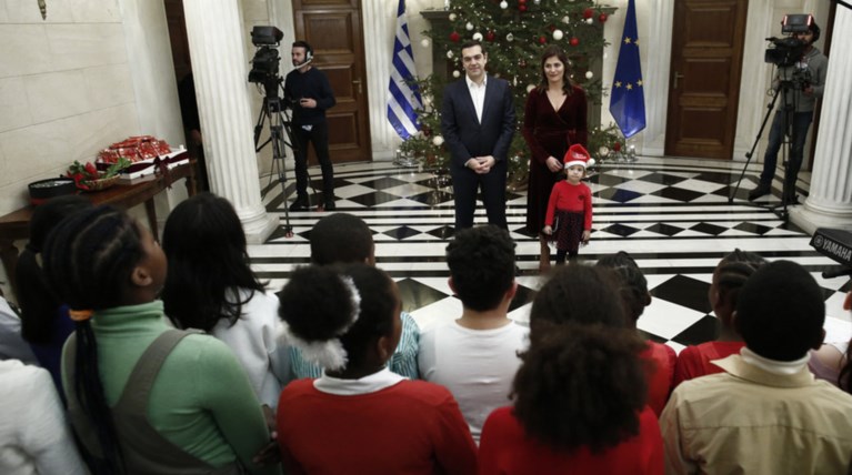 Τσίπρας και Μπαζιάνα άκουσαν τα κάλαντα στο Μαξίμου