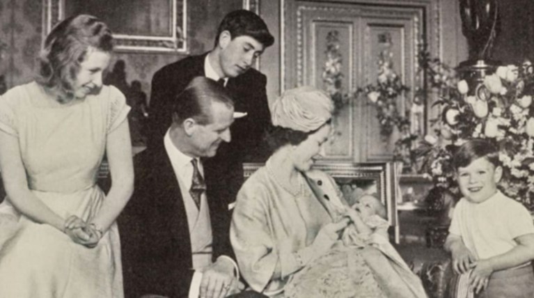 Η vintage χριστουγεννιάτικη κάρτα της βασιλικής οικογένειας από το 1964