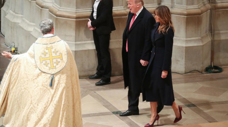 Η Μελάνια με ψηλοτάκουνες μπορντό γόβες στον καθεδρικό ναό