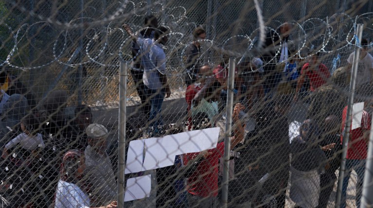 DW: Σάμος, ένας προσφυγικός καταυλισμός έξω από τον καταυλισμό