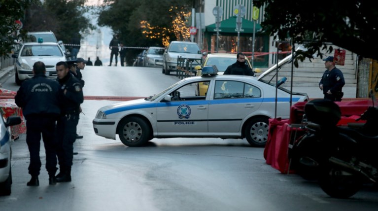 Εκρηξη βόμβας στο Κολωνάκι, τραυματίες αστυνομικός και νεωκόρος