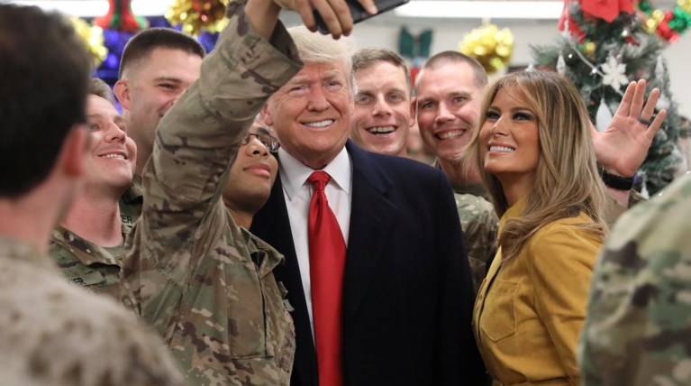 Προδόθηκε η Μελάνια Τραμπ:Τι έκανε για να μην φαίνεται κοντή χωρίς 12ποντα