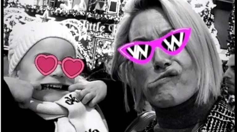 Βίκυ Καγιά: Βόλτα με τη Μπιάνκα στην πιο χριστουγεννιάτικη γωνιά της Αθήνας