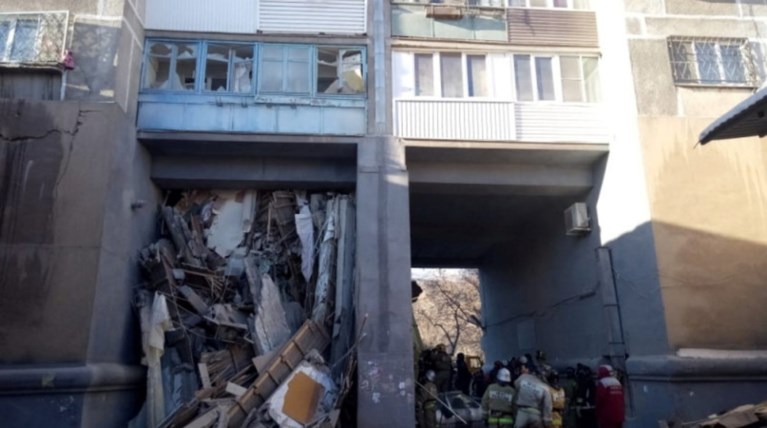 Ρωσία: Παγιδευμένοι στα ερείπια 40 ένοικοι της πολυκατοικίας που κατέρρευσε