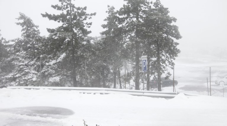 Έκλεισε λόγω χιονόπτωσης ο δρόμος προς Πάρνηθα
