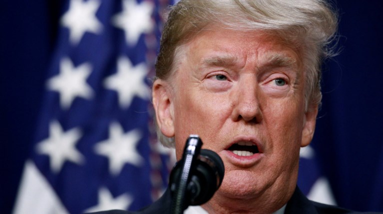 Απίστευτος Τραμπ: Εσείς γιορτάζετε και εγώ δουλεύω!