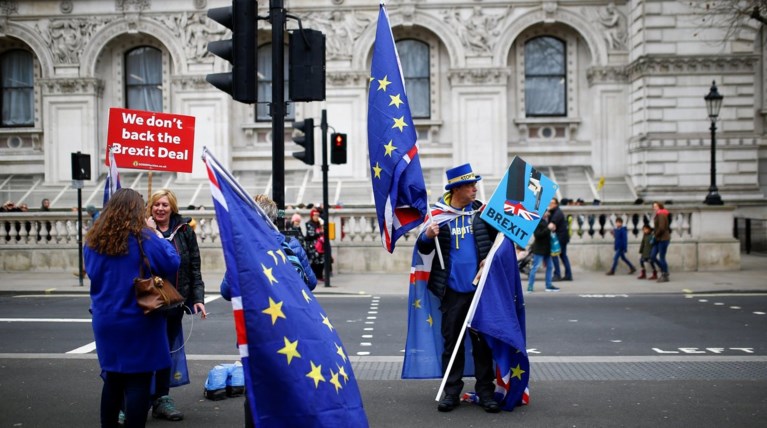 FT: Ζοφερό το οικονομικό τοπίο στη Βρετανία με ή χωρίς συμφωνία