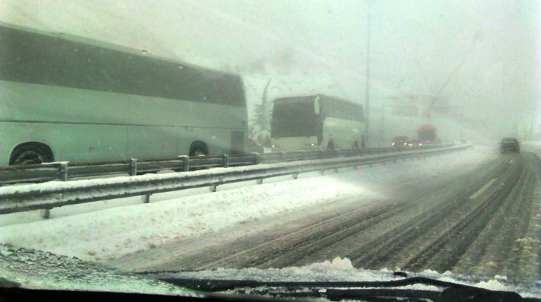Διακοπή κυκλοφορίας στην Περιφερειακή Πεντέλης-Νέας Μάκρης λόγω χιονόπτωσης