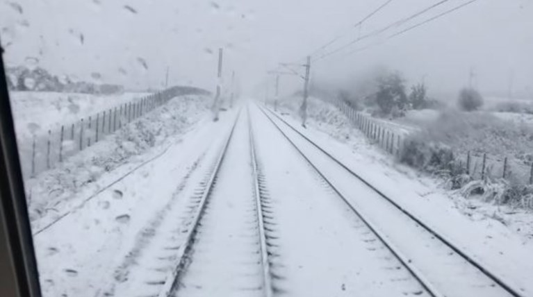 Διασχίζοντας την χιονισμένη Φθιώτιδα με τρένο - Βίντεο