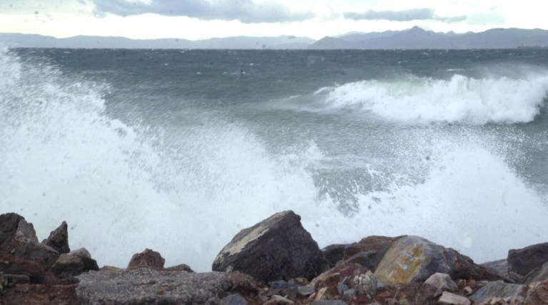 Η Σοφία ανατρέπει ακτοπλοϊκά δρομολόγια- Κλειστά τα πορθμεία