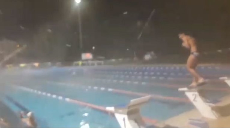 Προπόνηση  με τα χιόνια στο ανοιχτό κολυμβητήριο Γέρακα (βίντεο)