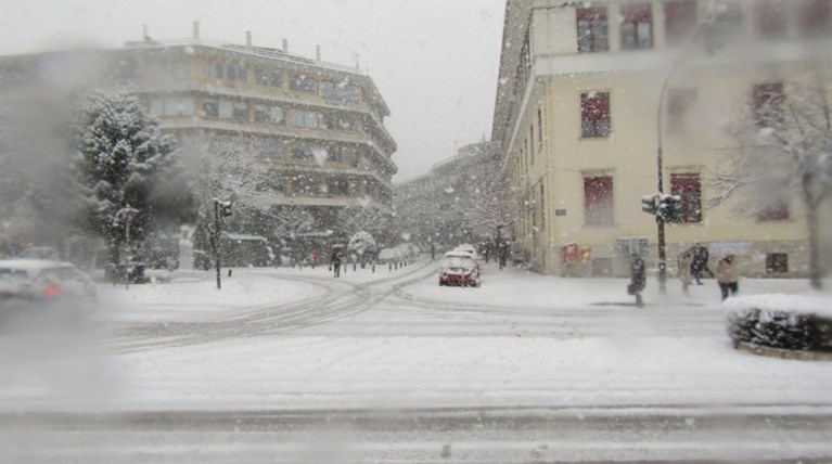 Ισχυρή χιονόπτωση στα Ιωάννινα - στους δρόμους τα εκχιονιστικά