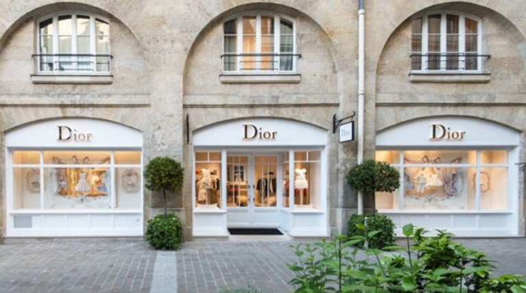 Dior: Μεταθέτει το ντεφιλέ του λόγω των "κίτρινων γιλέκων"