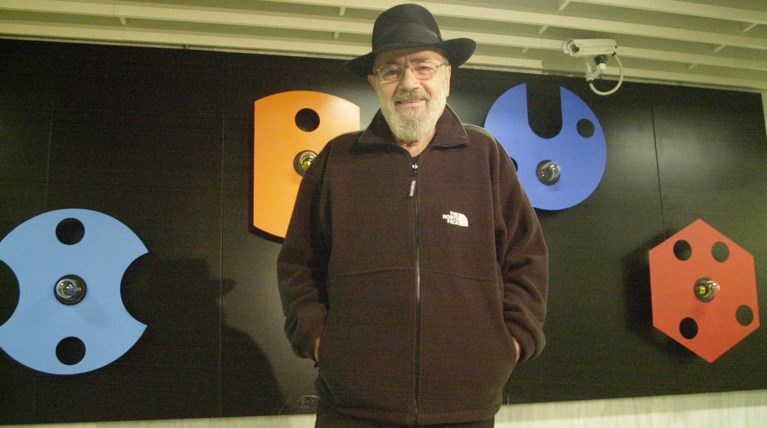 Ο διεθνής γλύπτης Takis αναγορεύεται Επίτιμος Διδάκτορας της ΑΣΚΤ