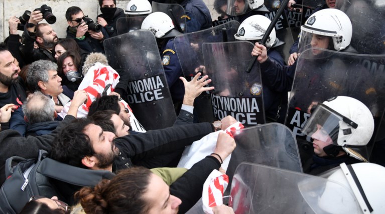 Κυβέρνηση εναντίον ΜΑΤ για τον τραυματισμό βουλευτή του ΚΚΕ