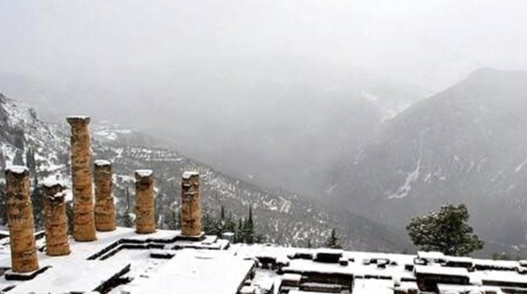 Η απερίγραπτη μαγεία του χιονισμένου Δελφικού τοπίου