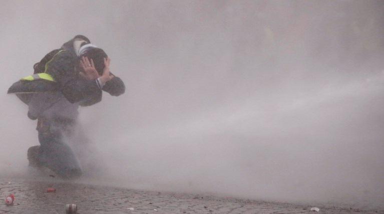 Πλαστικές σφαίρες και δακρυγόνα κατά των "Κίτρινων Γιλέκων" (φωτό)