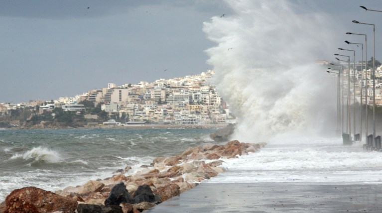 Δεμένα τα πλοία σε Πειραιά και Ραφήνα- 10 μποφόρ στο Αιγαίο