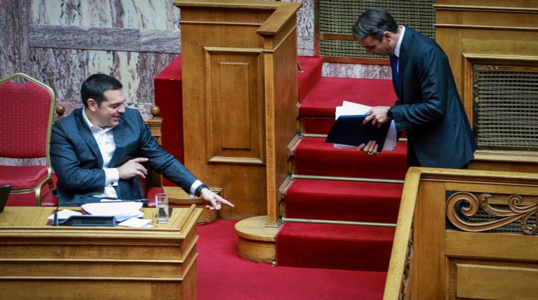 Αγρια κόντρα στη Βουλή για ψήφο εμπιστοσύνης, Αποστολάκη και Πρέσπες