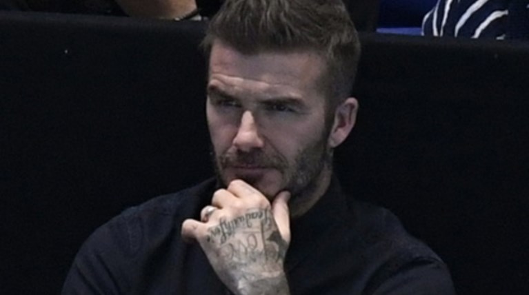 Ο Μπέκαμ, χωρίς αναστολές, φωτογραφίζεται μακιγιαρισμένος στο LOVE