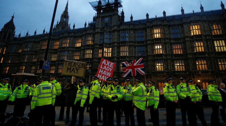 Διαδηλωτές του Remain και Leave κατά της συμφωνίας της Τ.Μέι