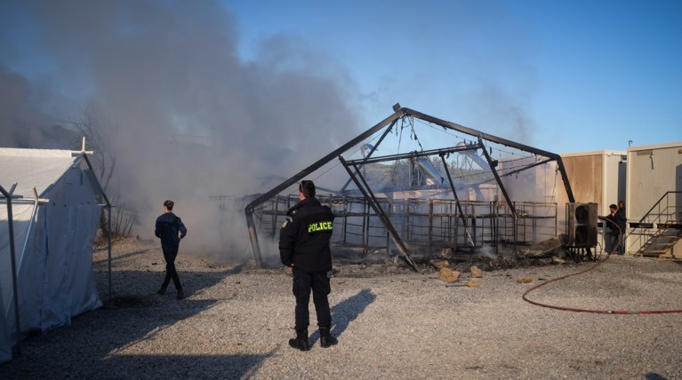 Φωτιά σε μεγάλη σκηνή στο Κέντρο Yποδοχής και Ταυτοποίησης της Μόριας