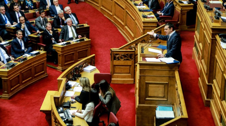 Πήρε τα 151 "Ναι" η κυβέρνηση: Άγρια κόντρα Τσίπρα - Μητσοτάκη