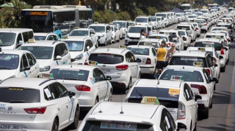 Χάος στο κέντρο της Βαρκελώνης από την απεργία των οδηγών ταξί