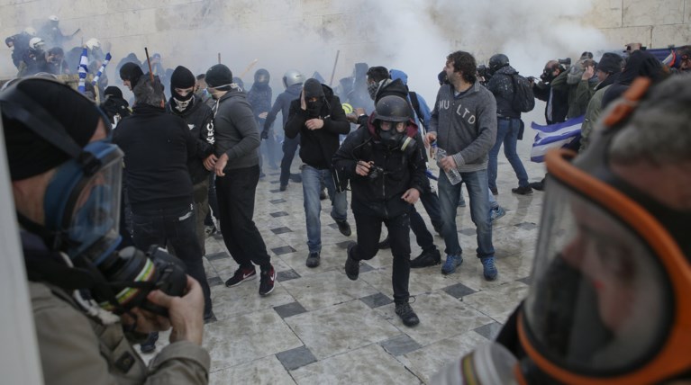 Επίθεση σε τηλεοπτικό συνεργείο της ΕΡΤ - Σοβαρός τραυματισμός εικονολήπτη