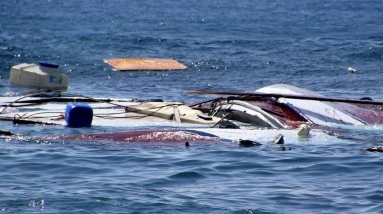 Σήμα κινδύνου από πλοιάριο με 100 μετανάστες ανοικτά της Λιβύης