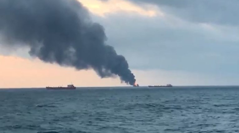 Φωτιά σε πλοία στα στενά του Κερτς στην Κριμαία - Βίντεο